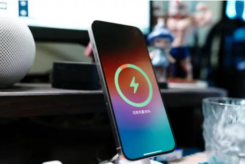 曲江苹果15换屏服务分享用什么充电器给iPhone15充电更好 